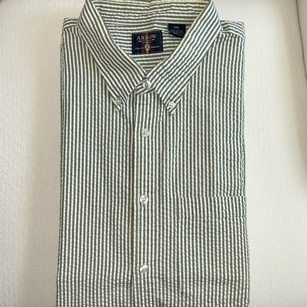 Men’s Short Sleeve • Green & White Striped • Seersucker Shirt • Almost like New